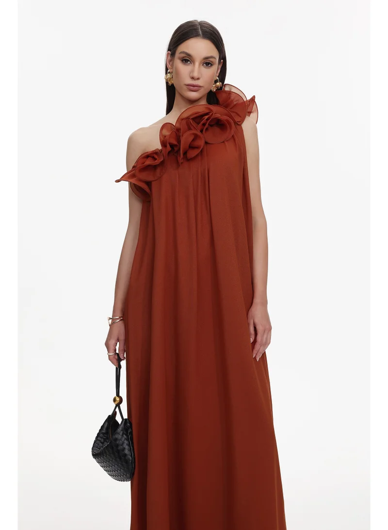 بيلا بارنيت فستان ماكسي مكشكش بكتف واحد من نيل ريزورت